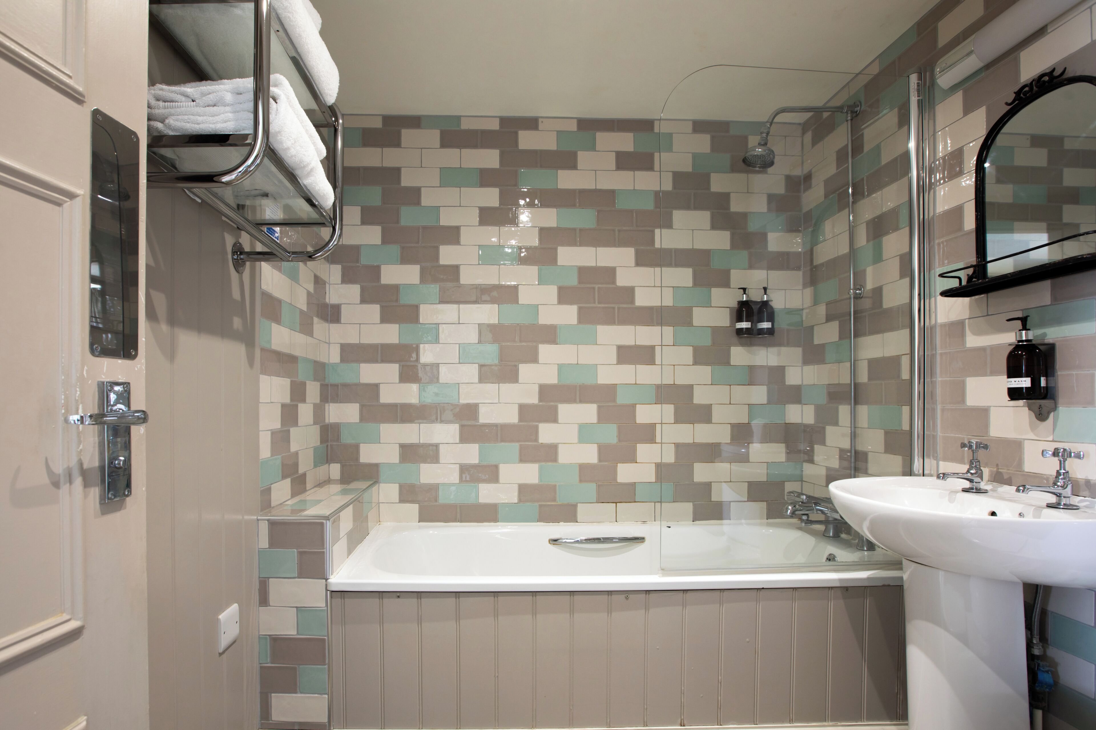 Habitación doble familiar | Baño | Amenidades de baño gratuitas, secadora de cabello, batas, toallas 