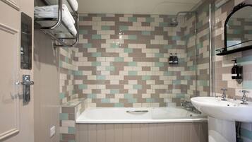 Habitación doble familiar | Baño | Amenidades de baño gratuitas, secadora de cabello, batas, toallas