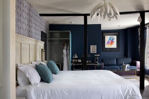 Escritorio, wifi gratis y ropa de cama 