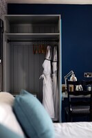 Studio Suite | Desk, free WiFi, bed sheets