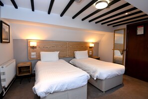 Twin Room | Desk, free WiFi, bed sheets - Swan, Thatcham by Marston’s Inns (Thatcham)
