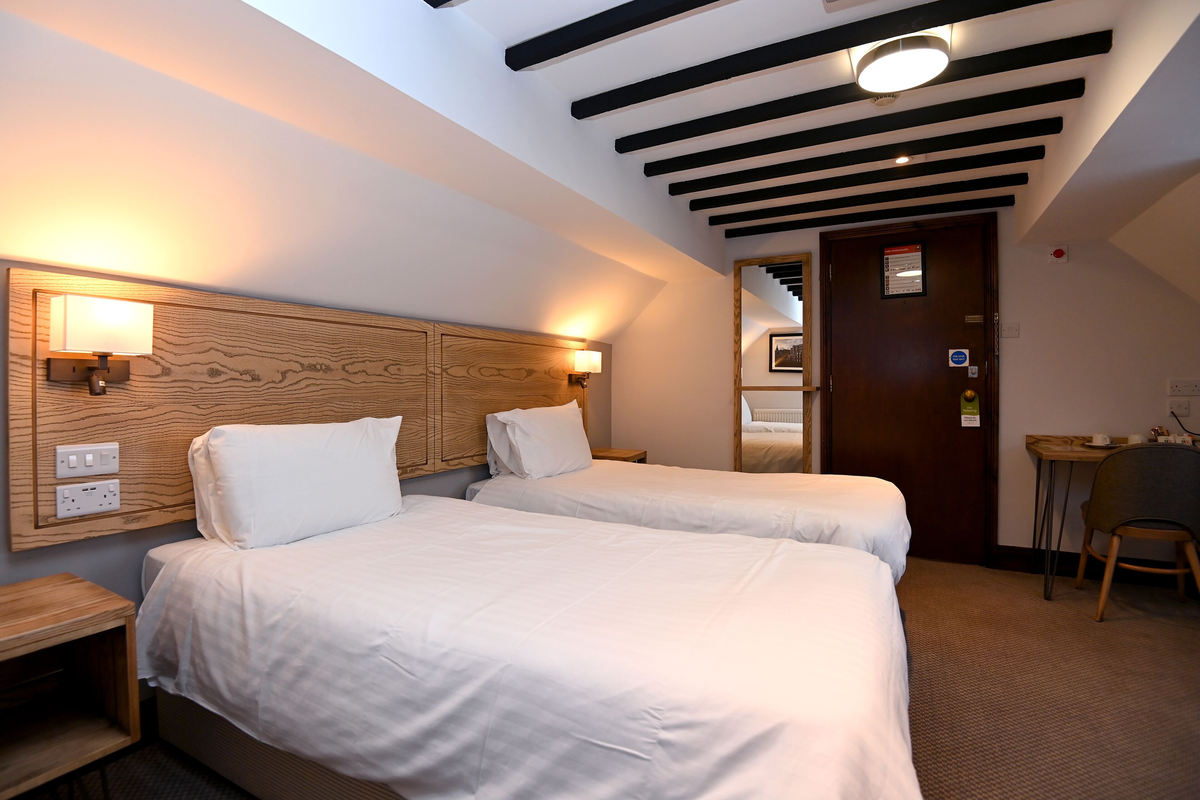 ツインルーム | デスク、WiFi (無料)、ベッドシーツ