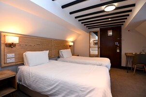 Habitación con 2 camas individuales | Escritorio, wifi gratis, ropa de cama