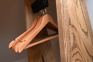 Habitación con 2 camas individuales | Escritorio, wifi gratis, ropa de cama