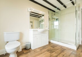 Ducha, artículos de tocador gratuitos, secador de pelo, toallas