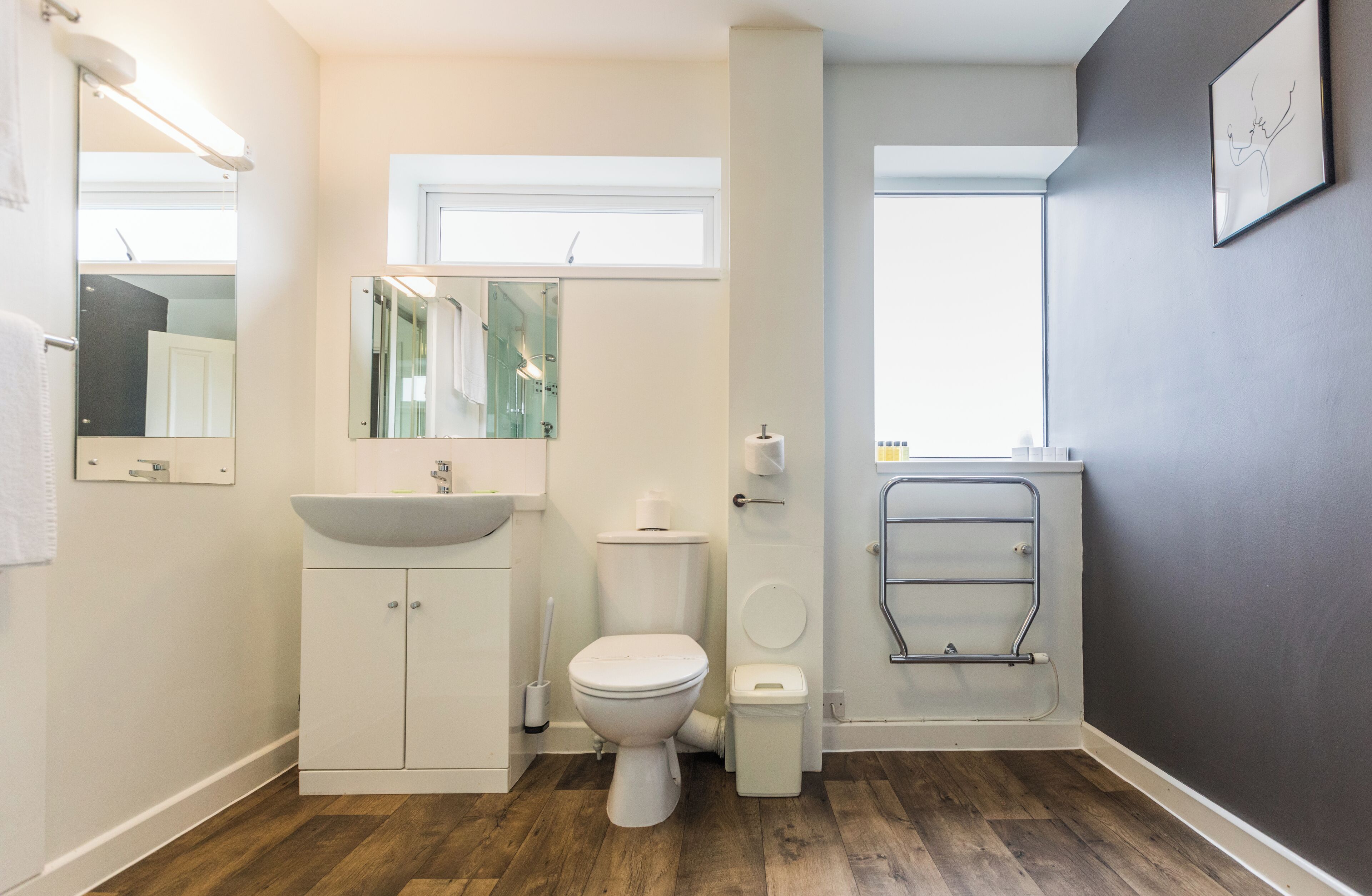 Standard-sviitti, 3 makuuhuonetta (No pets) | Kylpyhuone | Suihku, ilmaiset hygieniatuotteet, hiustenkuivaaja, pyyhkeet