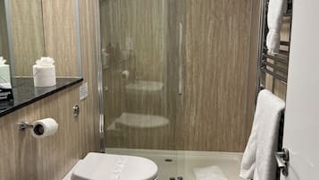 Standard Tek Büyük Yataklı Oda, Özel Banyo (bathroom adjacent) | Banyo | Duş, ücretsiz banyo/kozmetik ürünleri, saç kurutma makinesi, havlu