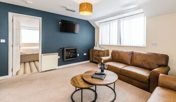 Caja de seguridad en la habitación y tabla de planchar con plancha 