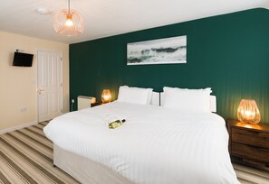 In-room safe, iron/ironing board, cribs/infant beds, free WiFi - King Arthur's Arms Inn (Tintagel)