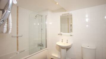 Combined shower/tub, free toiletries, towels