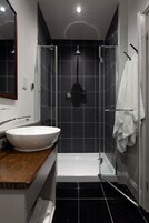 Escritorio, sistema de insonorización y tabla de planchar con plancha 