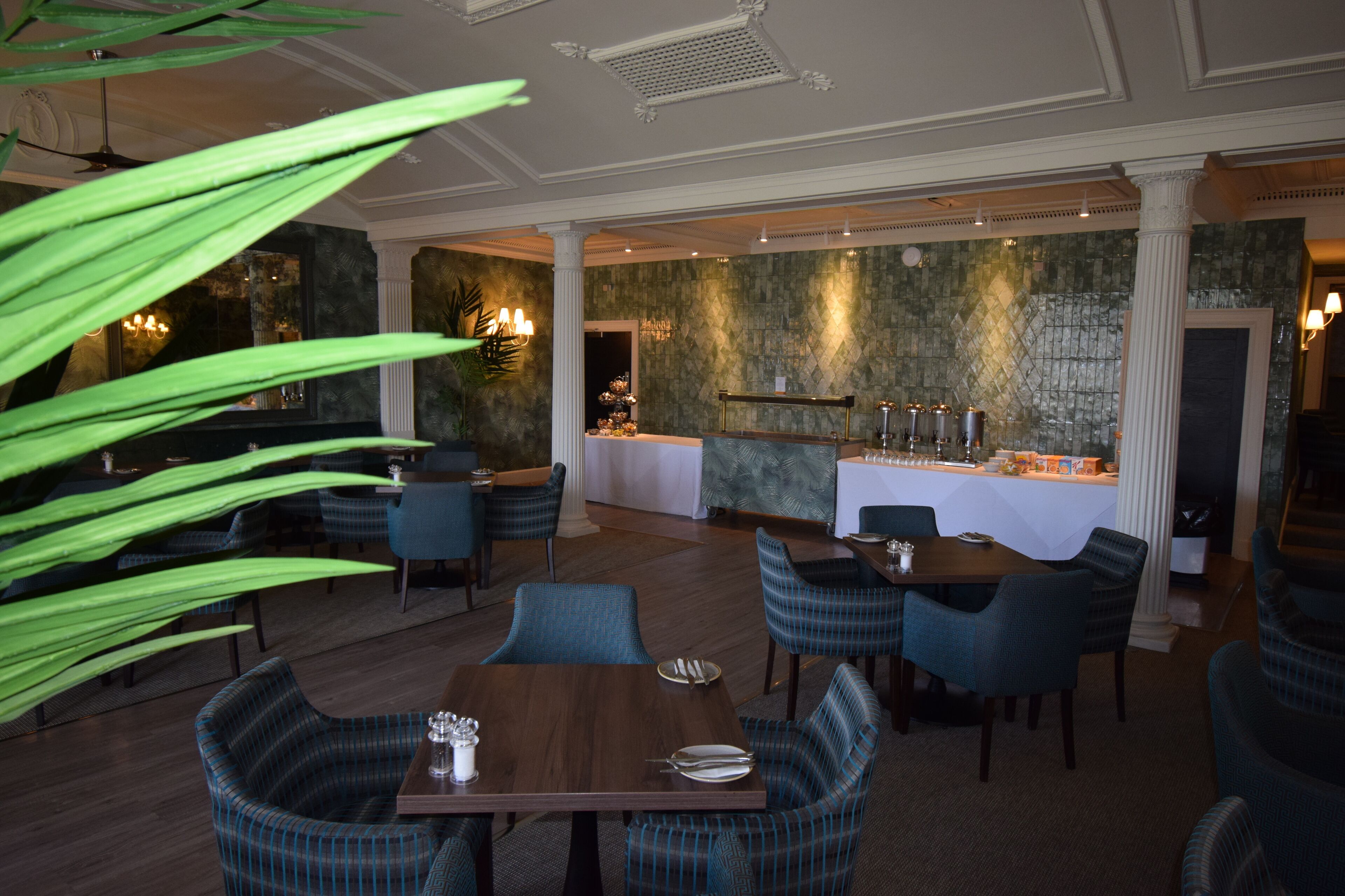 Un restaurante con zona de bar, mesas y sillas.