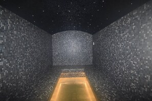 Salas para tratamentos a dois, sauna seca, banheira de hidromassagem