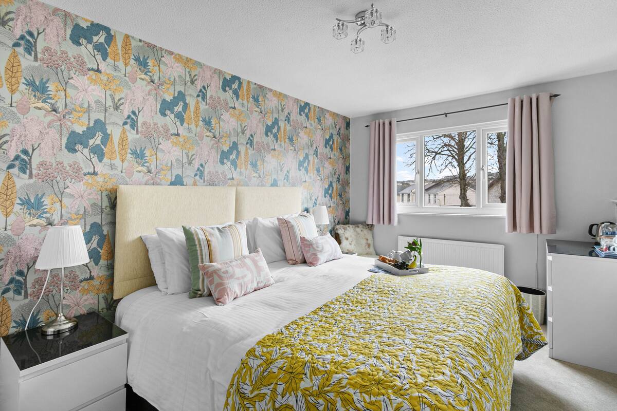 Suite, 2 Bedrooms, Private Bathroom | Free WiFi, bed sheets
