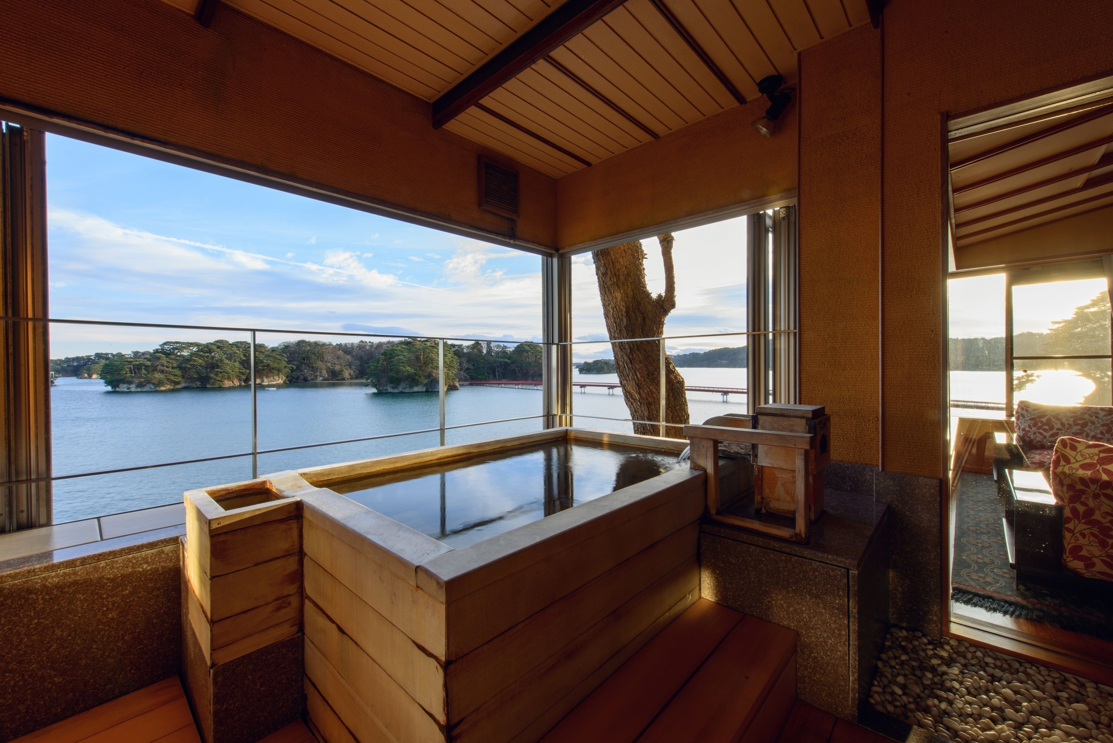 Deep soaking bathtub