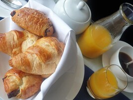 Sarapan penuh setiap hari (GBP 10 seorang) 