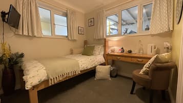 R1 Single En-suite Room | Individually decorated, individually furnished, desk, blackout curtains