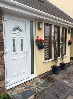 R7 Double En suite Room (Pet friendly) | Hypo-allergenic bedding, individually decorated, individually furnished - The Great Grubb (Totnes)