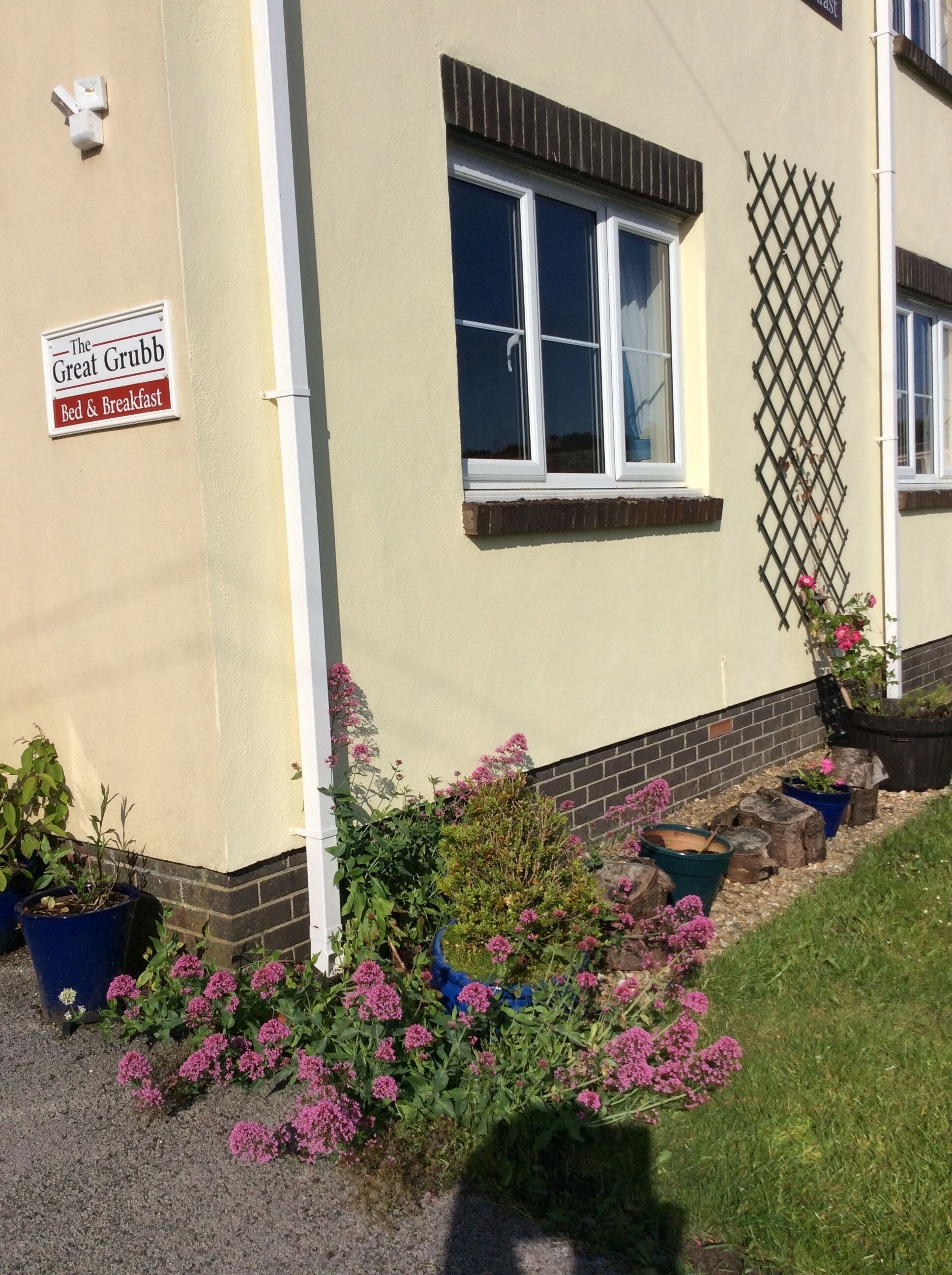 Un edificio con un cartel que indica que es "The Great Grubb Bed & Breakfast".