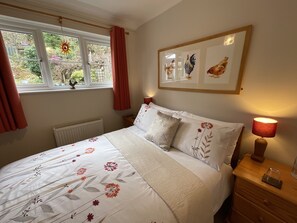 R6 Double En-suite Room | Hypo-allergenic bedding, individually decorated, individually furnished - The Great Grubb (Totnes)