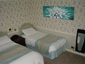 خزنة داخل الغرفة ومكتب وأسرّة أطفال/رضّع وأسرّة قابلة للطي