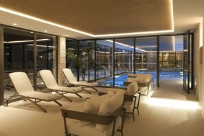 Indoor pool, pool loungers - Alpine Charme & Wellness Hotel Europeo (Pinzolo)