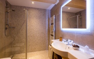 Suite, bañera de hidromasaje | Baño | Artículos de higiene personal gratuitos, secador de pelo y albornoces