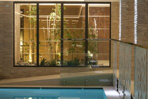 Indoor pool, pool loungers - Alpine Charme & Wellness Hotel Europeo (Pinzolo)