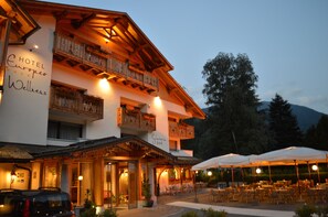Um hotel com bar e área externa para sentar.