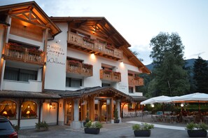Exterior detail - Alpine Charme & Wellness Hotel Europeo (Pinzolo)