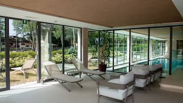 Piscina coperta, lettini