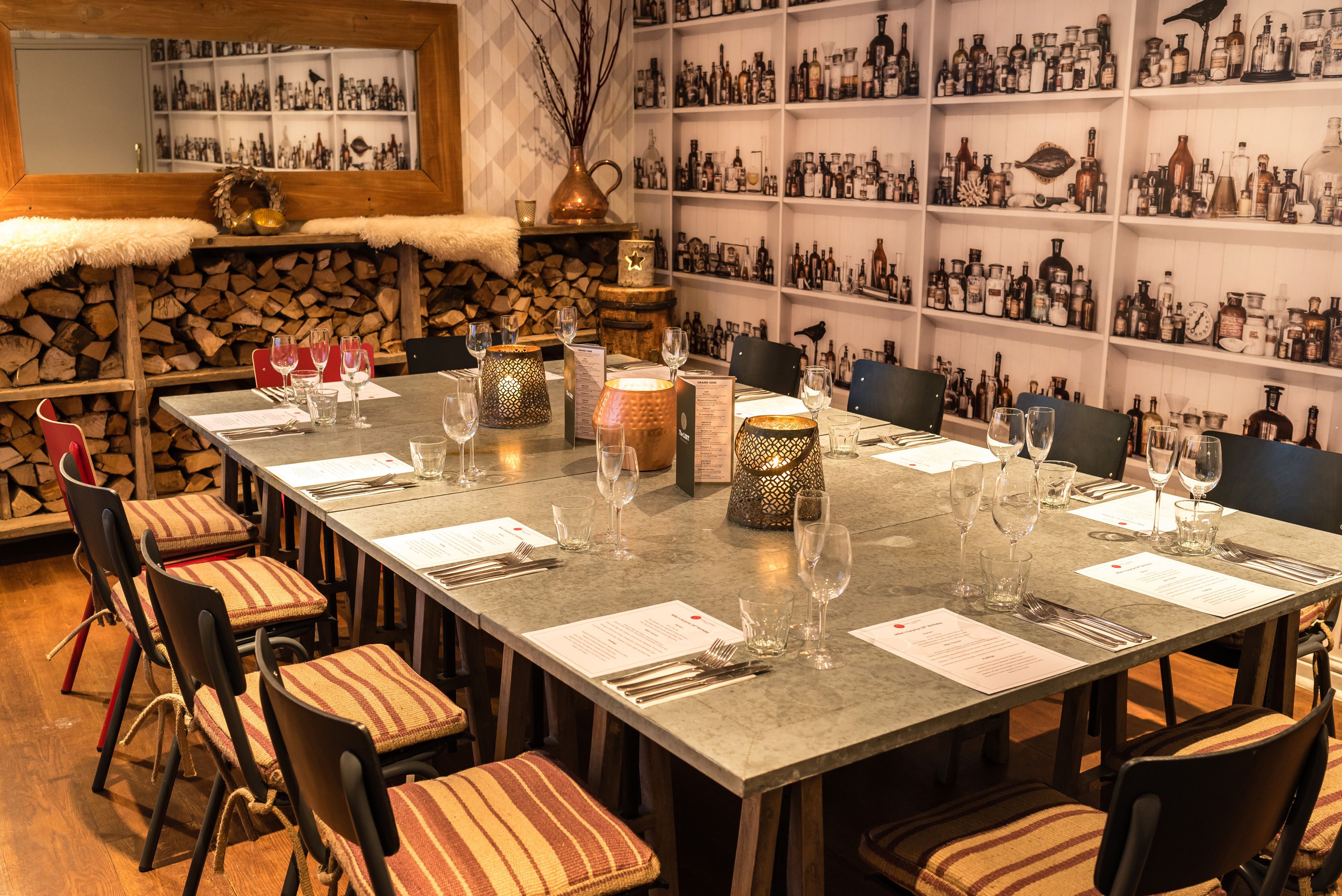 Serveert ontbijt, lunch, diner, Britse gerechten 