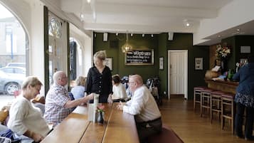 Tilbyder morgenmad, frokost og middag