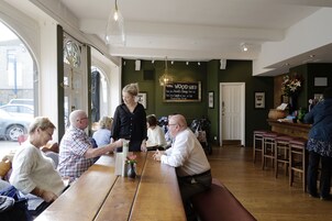 Serves breakfast, lunch, and dinner