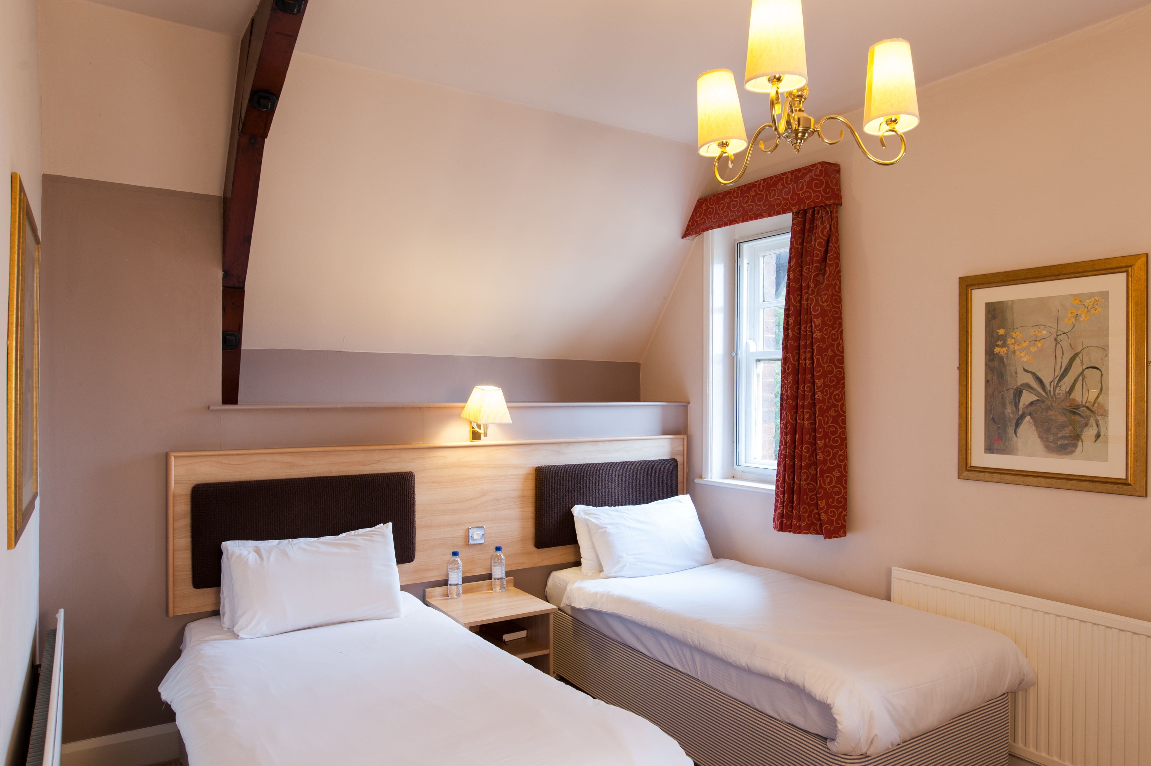 办公桌、熨斗/熨板、免费婴儿床、免费 WiFi