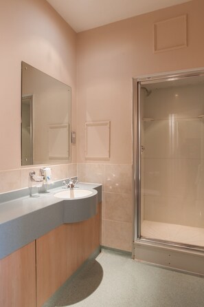 Zweibettzimmer | Badezimmer | Dusche, kostenlose Toilettenartikel, Haartrockner, Handtücher