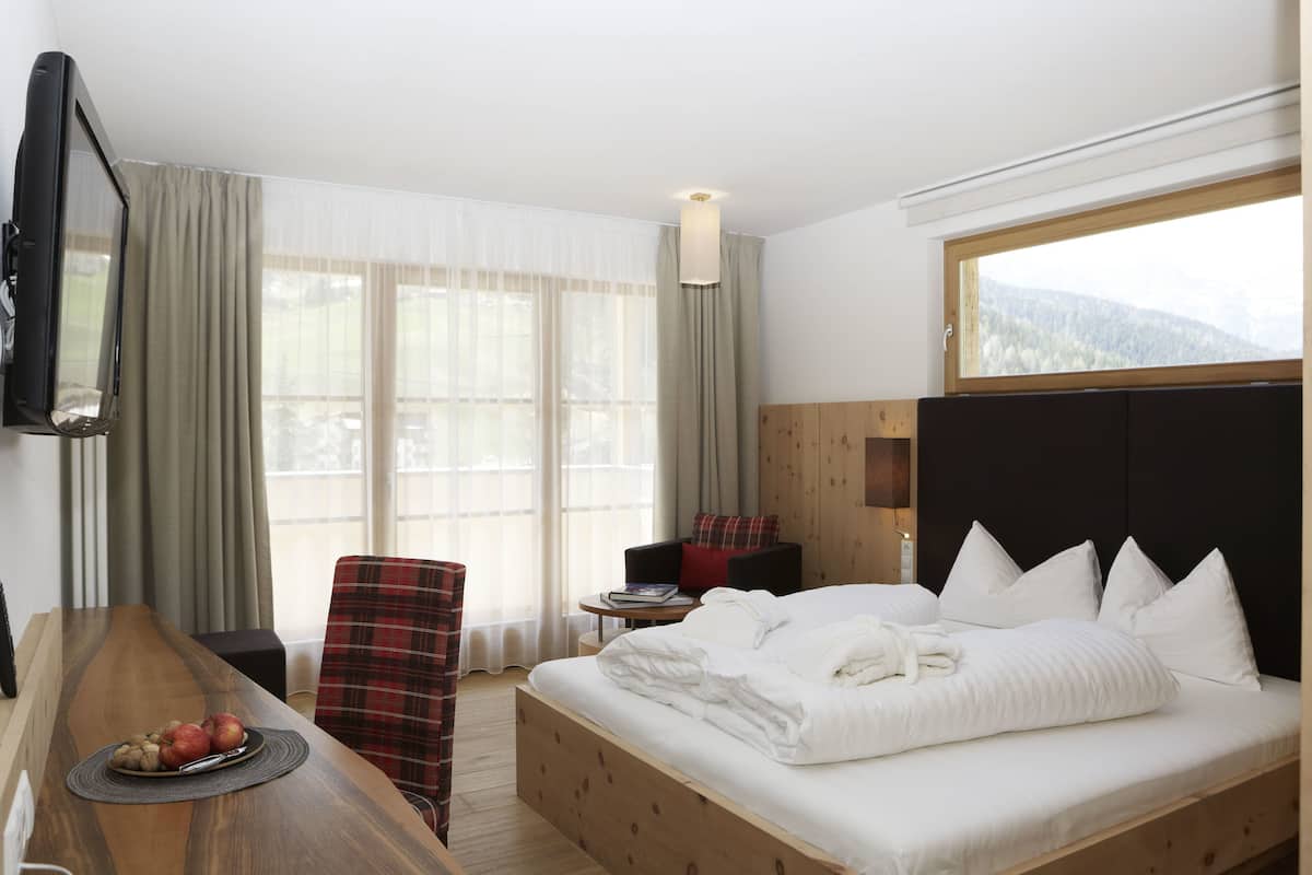 Habitació doble Deluxe, balcó | Roba de llit d'alta qualitat, cobrellits, escriptori i bressols 