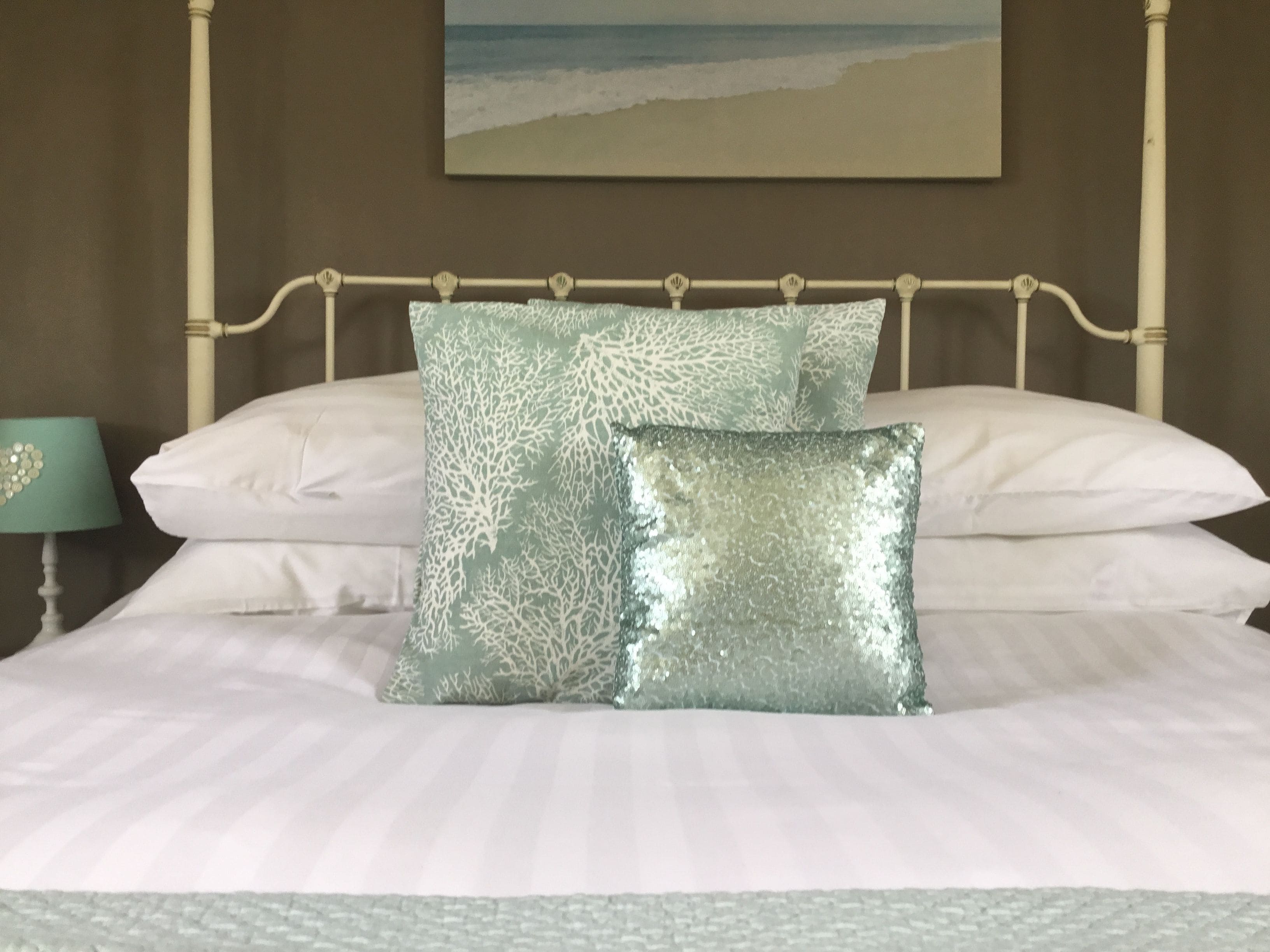 Tabla de planchar con plancha, wifi gratis y ropa de cama 