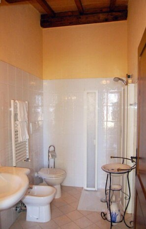 Appartement, 1 slaapkamer | Badkamer | Een douche, gratis toiletartikelen, een haardroger, een bidet