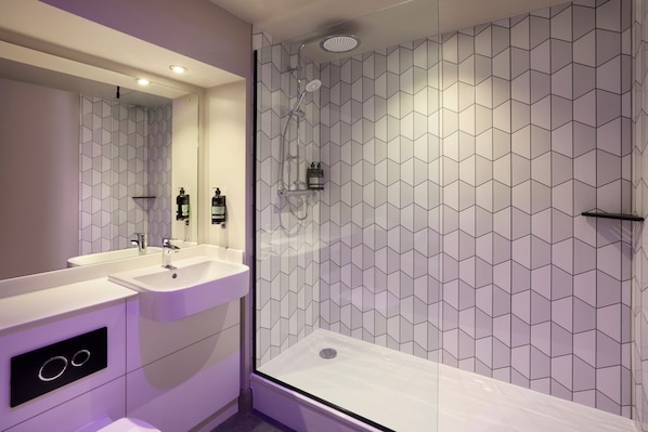 Superior Double Room | Bathroom - Premier Inn London Wimbledon South (London)