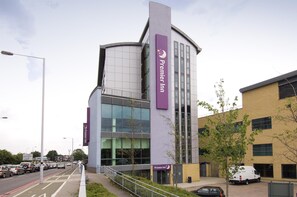 Exterior - Premier Inn London Wimbledon South (London)