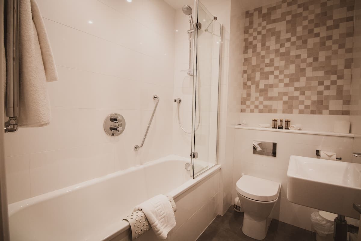 classic double or twin room | bathroom | deep-soaking bathtub, free toiletries, towels