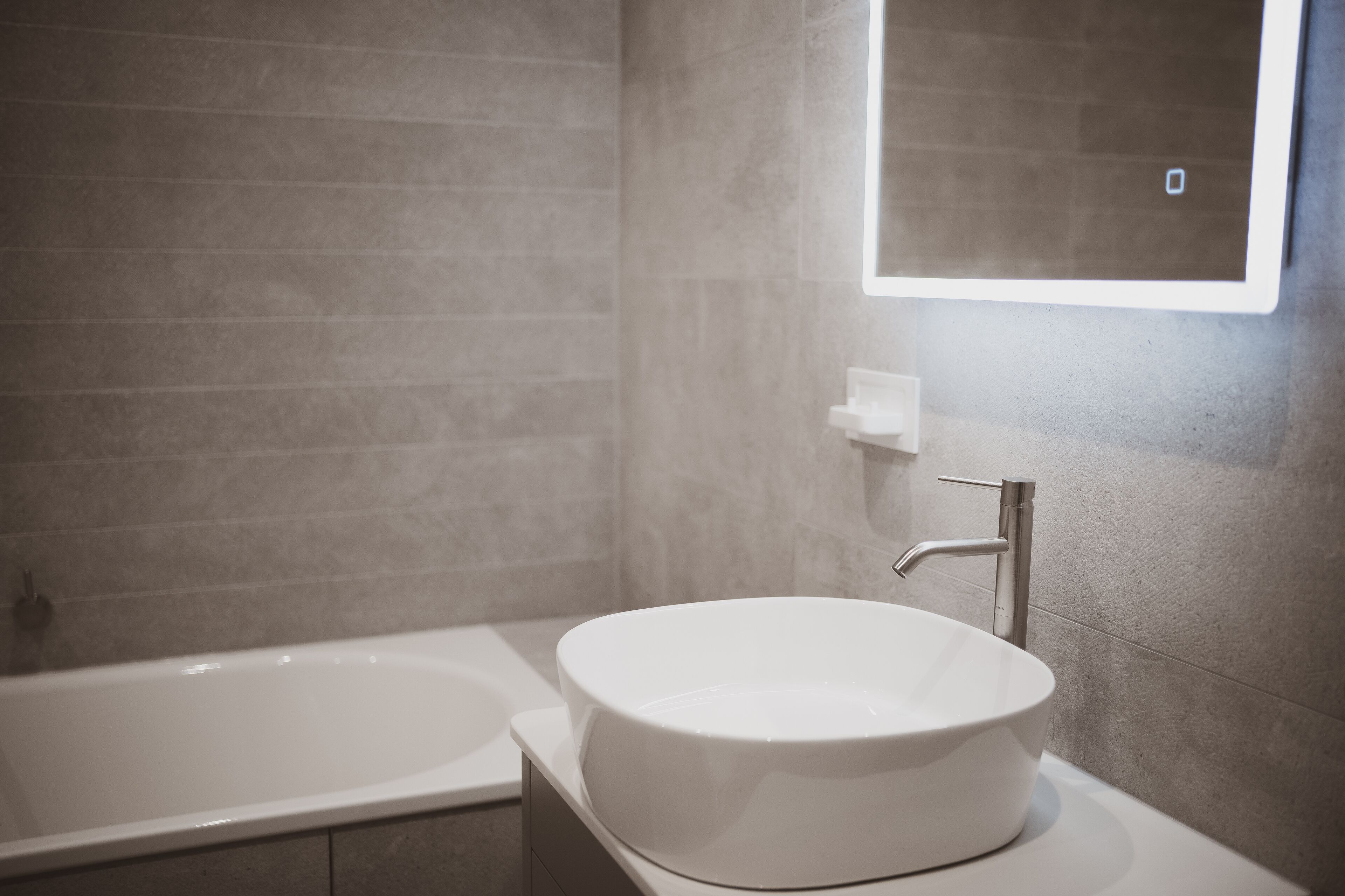 deep-soaking bathtub, free toiletries, towels