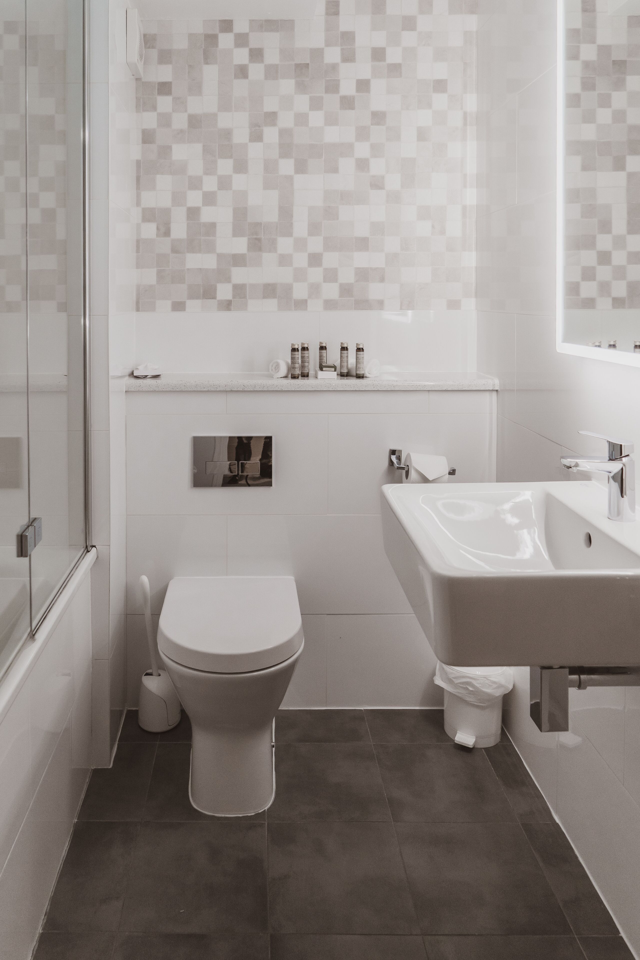 classic double or twin room | bathroom | deep-soaking bathtub, free toiletries, towels