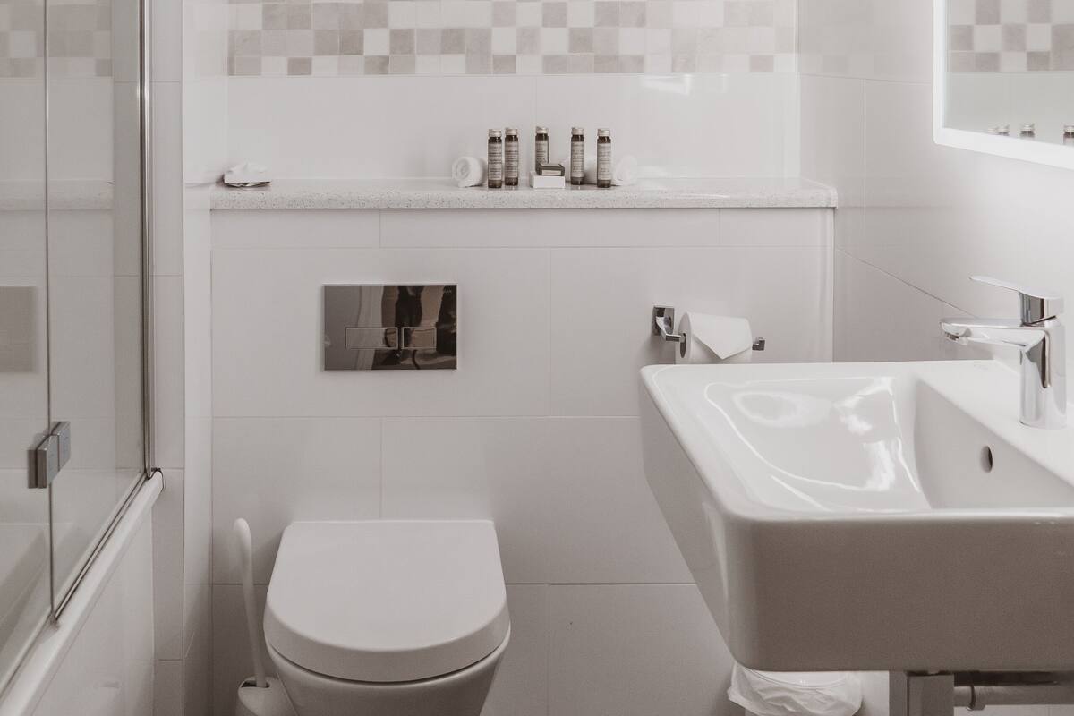 classic double or twin room | bathroom | deep-soaking bathtub, free toiletries, towels