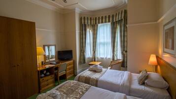 Executive-Zweibettzimmer | Hochwertige Bettwaren, Schreibtisch, laptopgeeigneter Arbeitsplatz