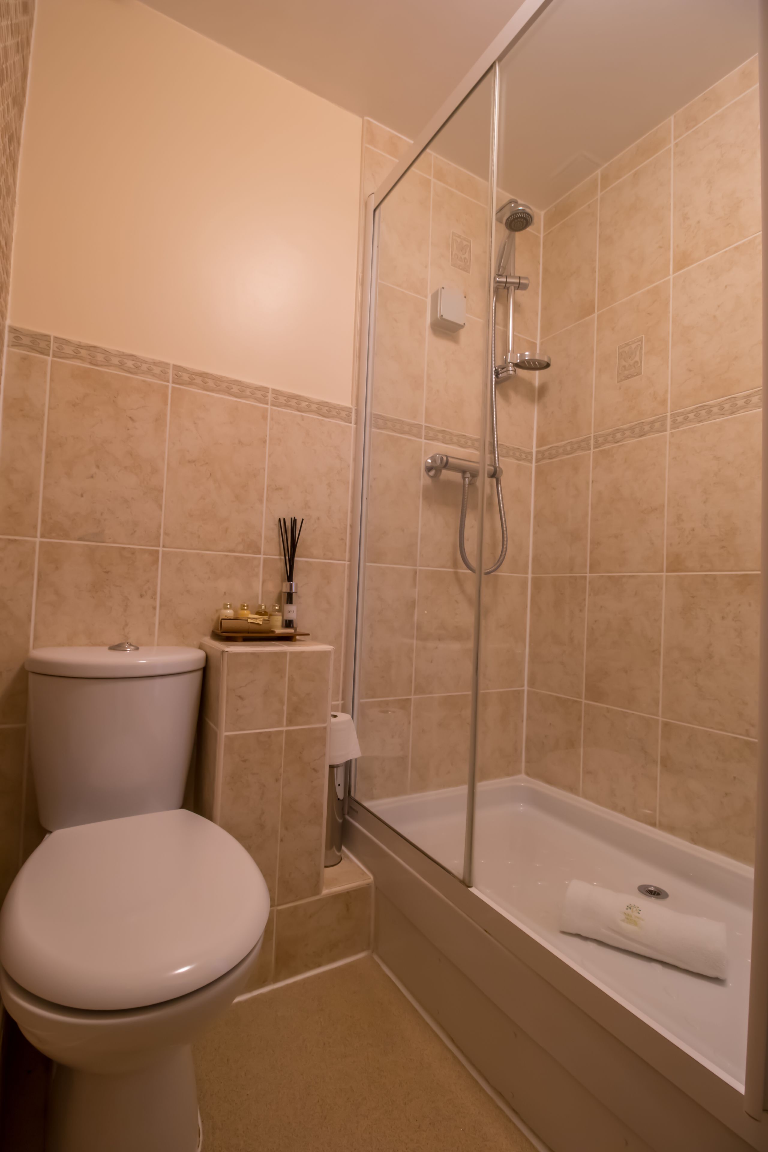 superior single room | bathroom | free toiletries, hair dryer, towels, soap