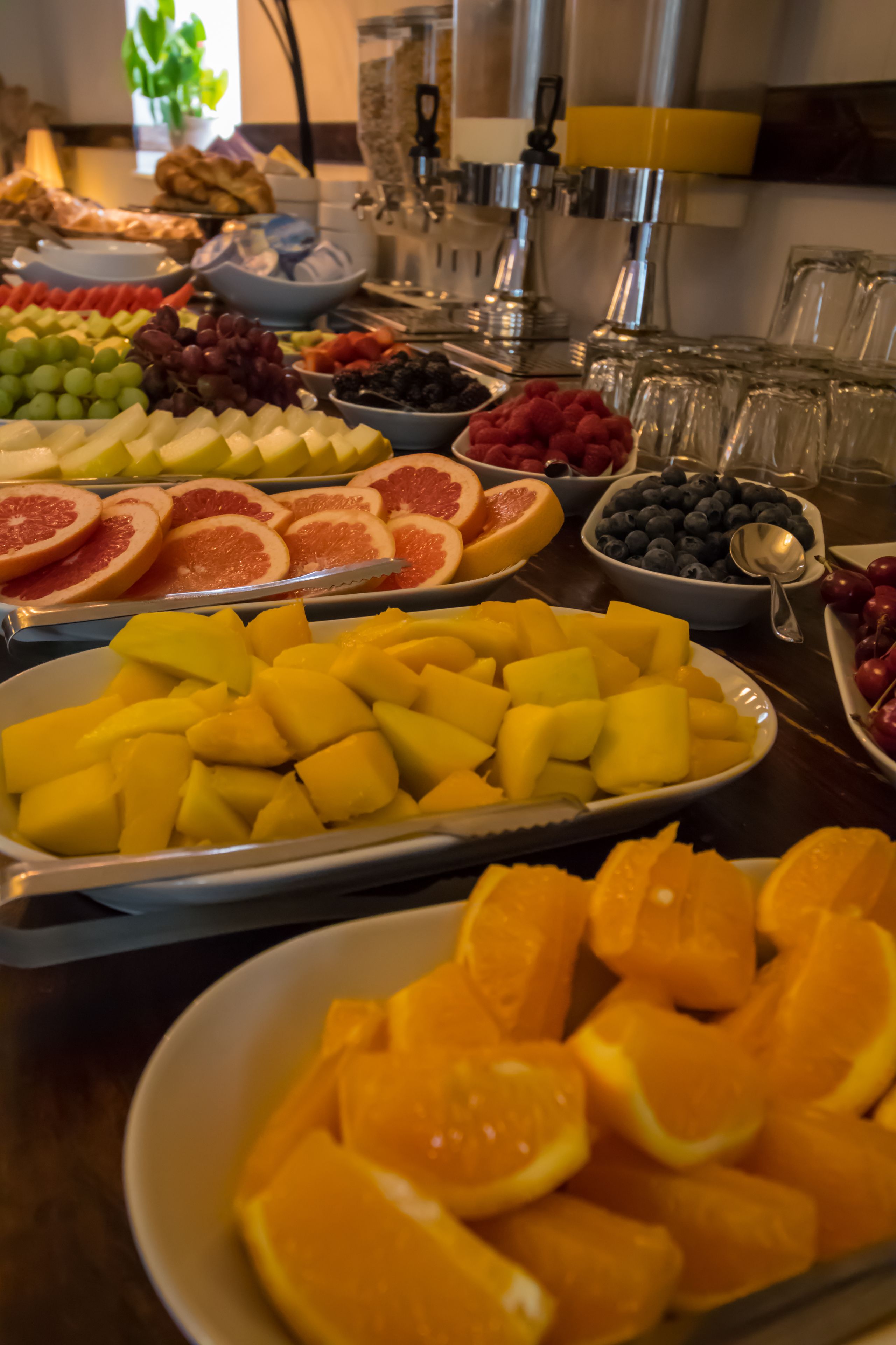 En buffet med forskelligt frugt og grønt.