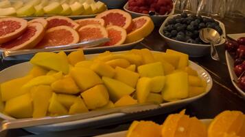 En buffet med forskelligt frugt og grønt.