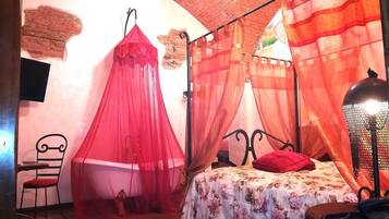 Minibar, desk, soundproofing, cribs/infant beds